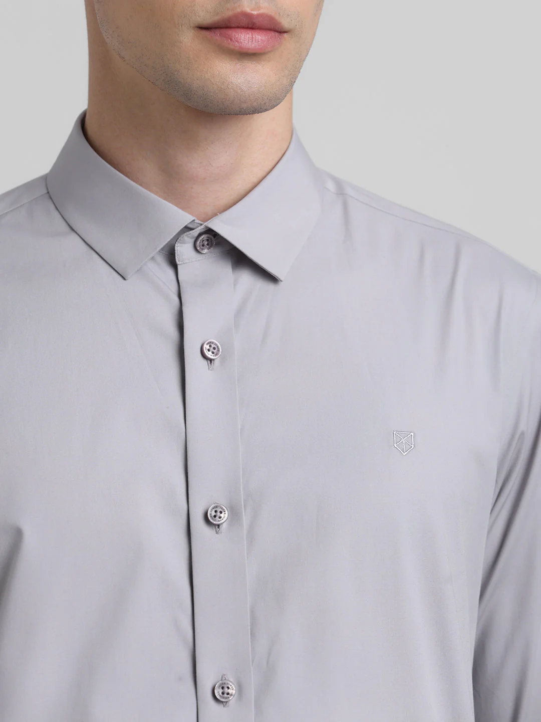 Men's Grey Solid Slim Fit Poplin Shirt With Cutaway Collar - Image 5