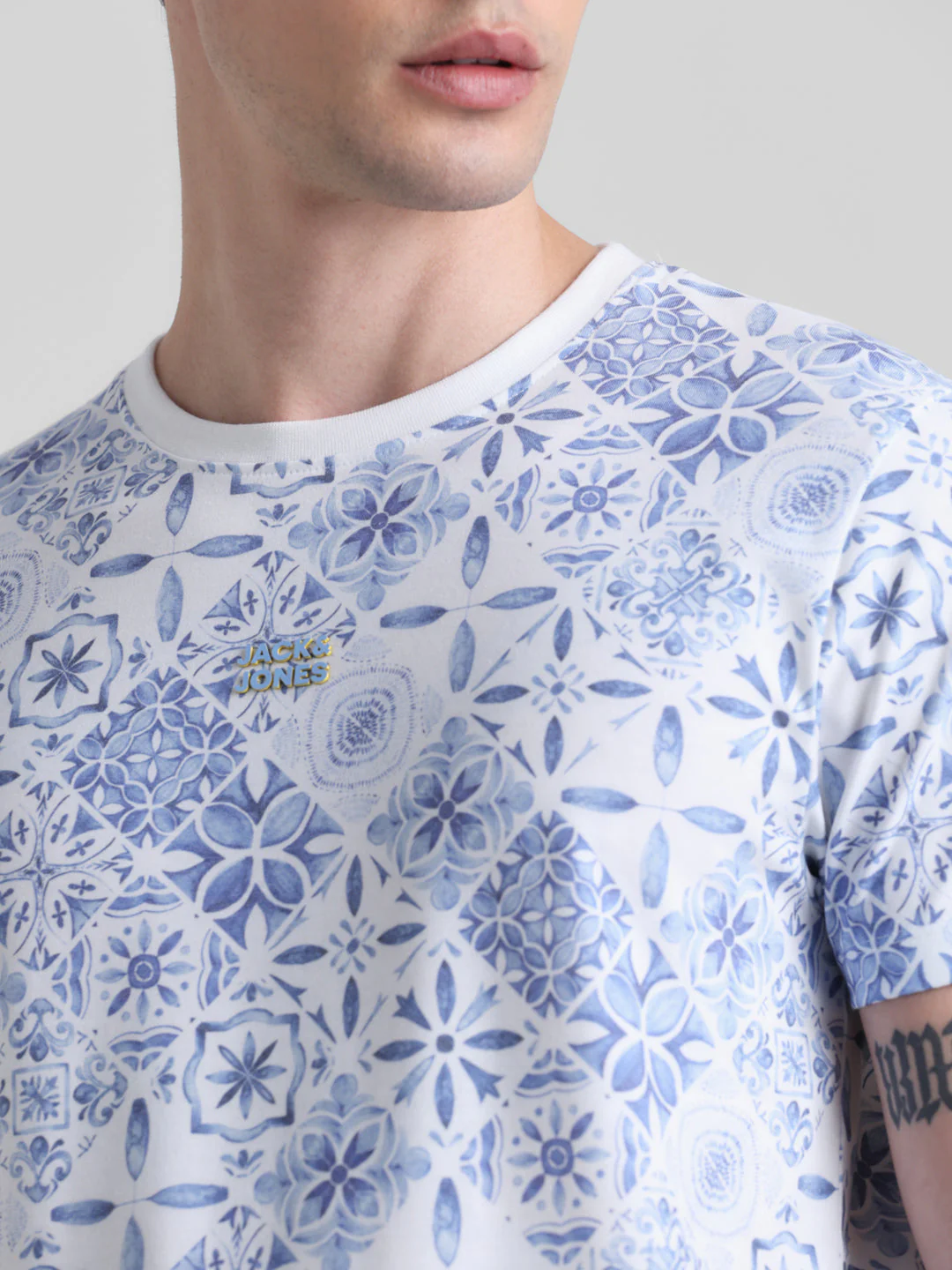Abstract Printed T-shirt - Image 5