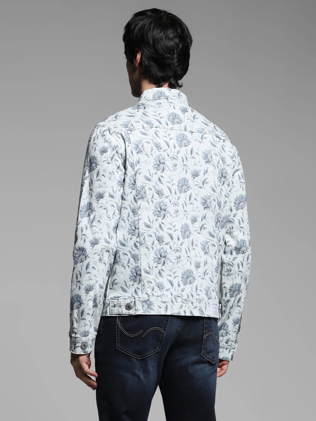 Men's Off White Floral Print Denim Jacket With Flap Pockets - Image 4