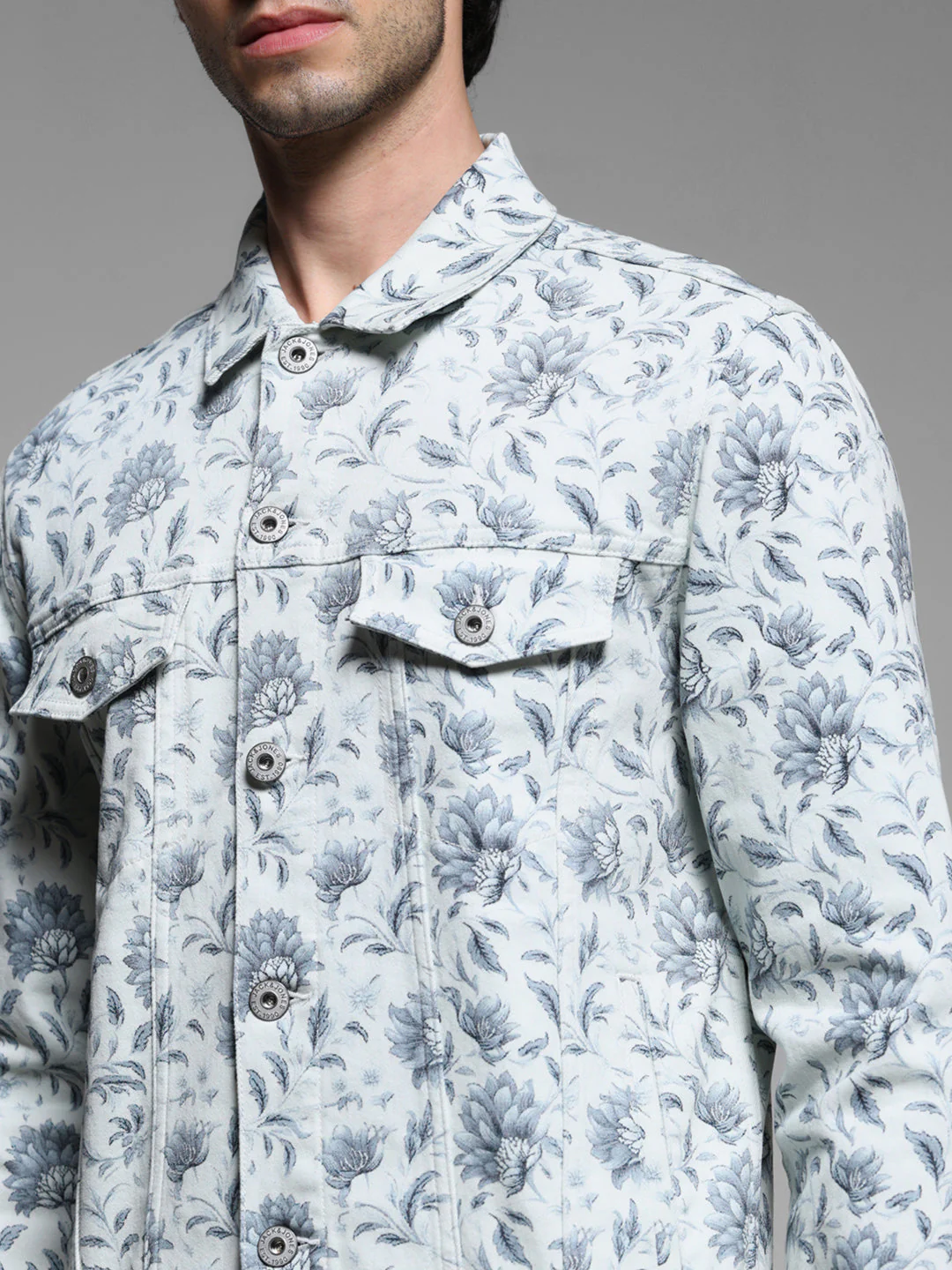 Men's Off White Floral Print Denim Jacket With Flap Pockets - Image 5