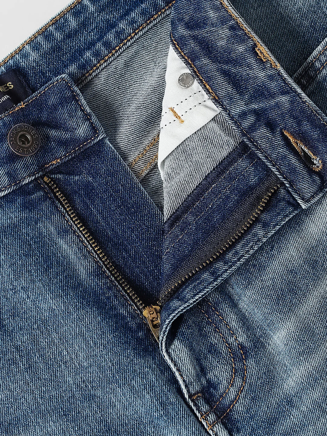 Light Washed Dario Loose Fit Jeans - Image 5